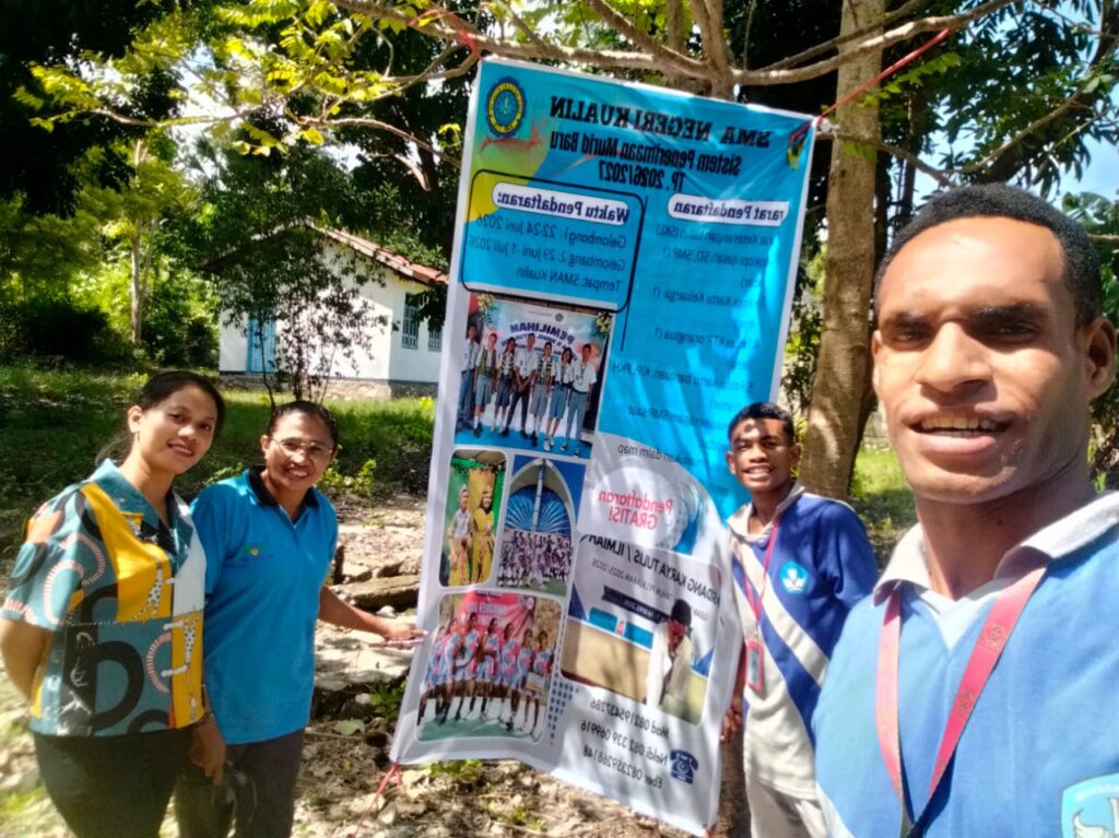 Pengurus OSIS dan guru